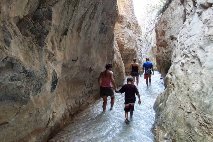 El río Chíllar, en Nerja, tiene tramos para recorrer en familia.