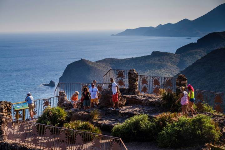 El Mirador de La Amatista: paisajes marinos y volcánicos a nuestros pies.