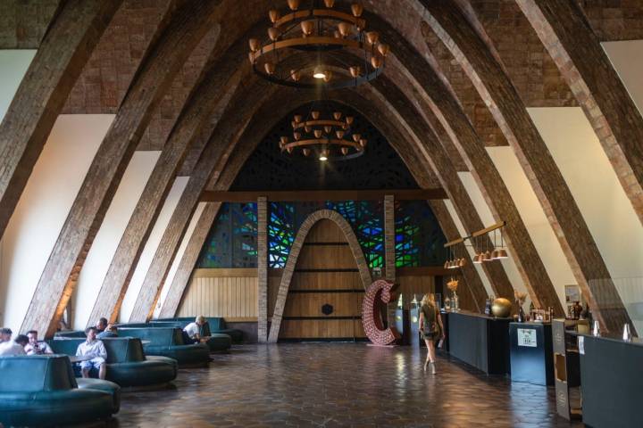 Recepción de la bodega Codorníu, la catedral del cava