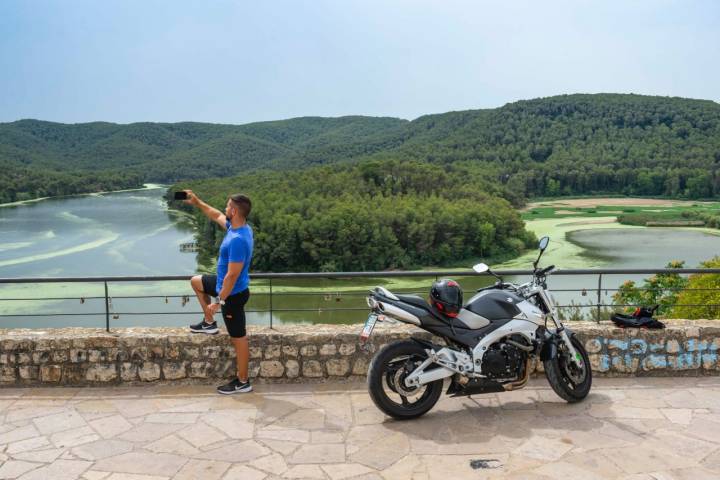 Motorista en el Pantano de Foix