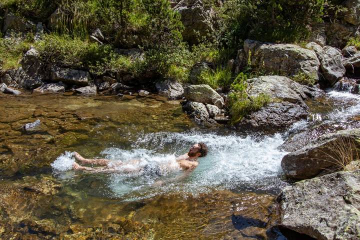 Un bañista en el ibón de Escarpinosa en el Parque Natural Posets-Maladeta (Huesca).