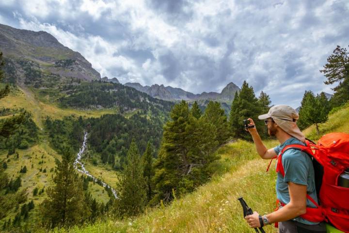 Un senderista fotografía el paisaje en el Parque Natural Posets-Maladeta (Huesca).