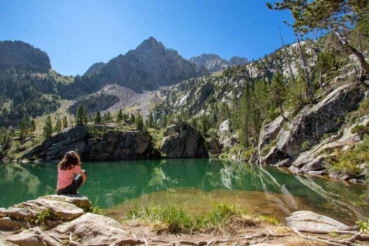 Una senderista observa la laguna del ibón de Escarpinosa en el Parque Natural Posets-Maladeta (Huesca).