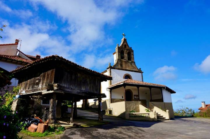 Plaza de la iglesia de Carrandi, en la sierra del Sueve (Asturias).