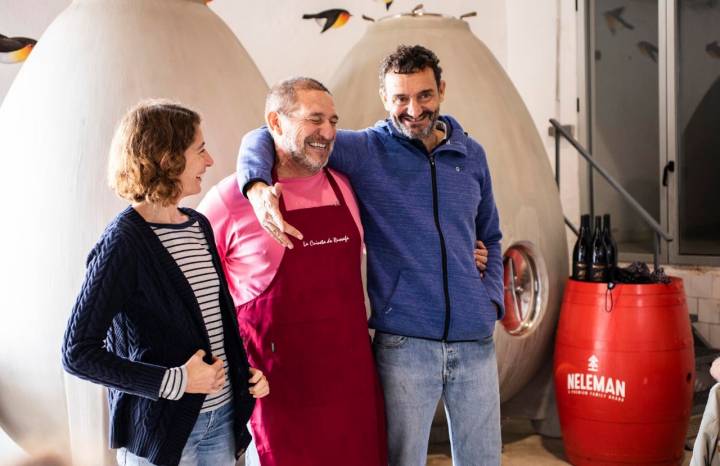 La pareja de viticultores da la enhorabuena al cocinero encargado del menú.