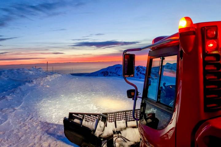 Maquinas quitanieves al atardecer en la zona Borreguiles de Sierra Nevada.