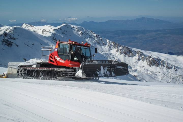 Actividades en Sierra Nevada (Granada): maquina quitanieves