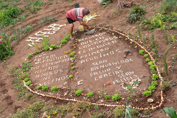 Toño en su jardín con decoración de cáscaras de huevo.