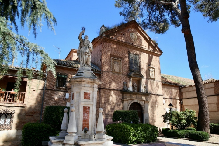 Escultura de San Ignacio de Loyola en la Plaza de los Doctrinos de Alcalá de Henares (Madrid).