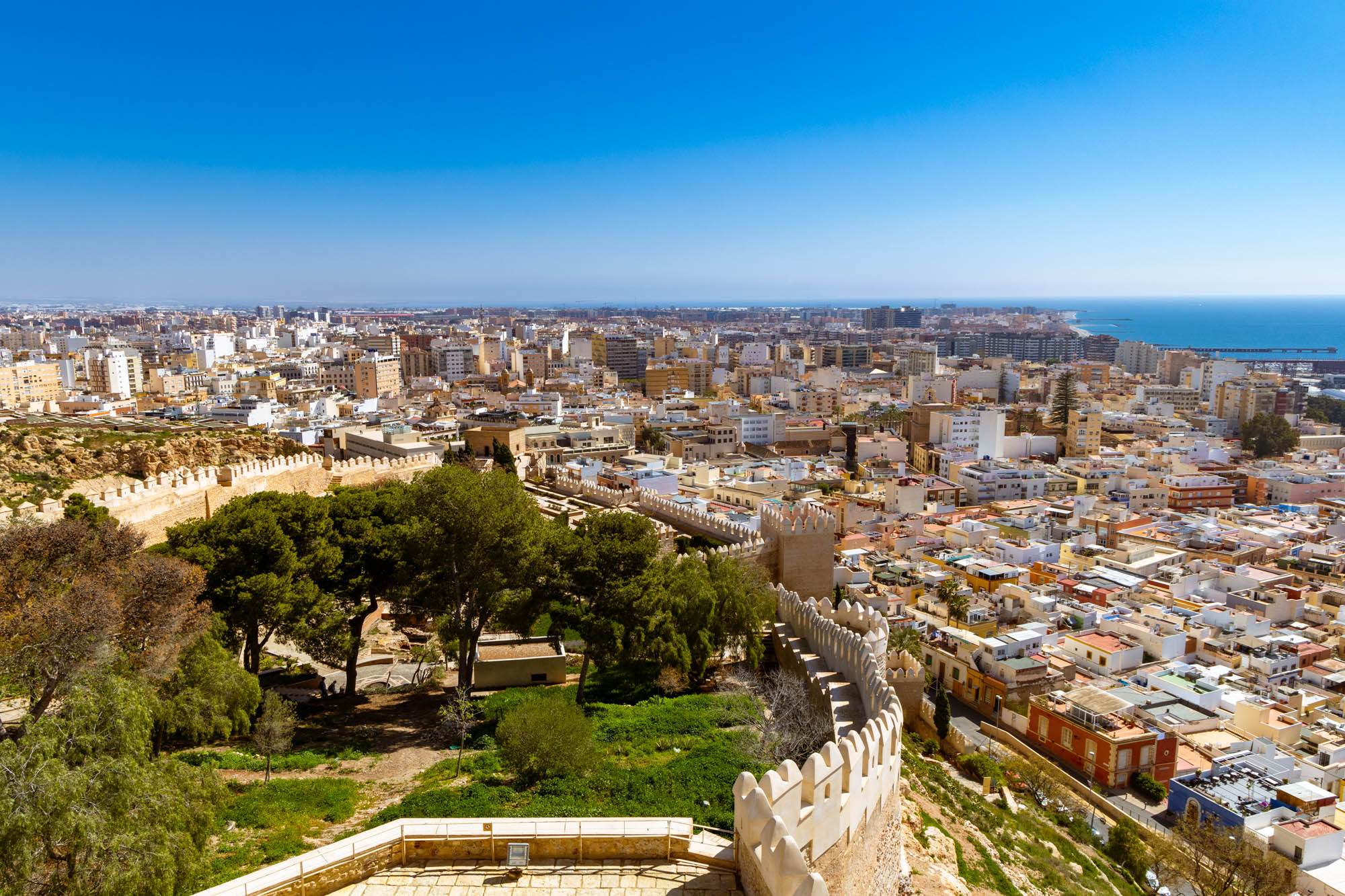 Jardines del primer recinto con la ciudad al fondo. 
