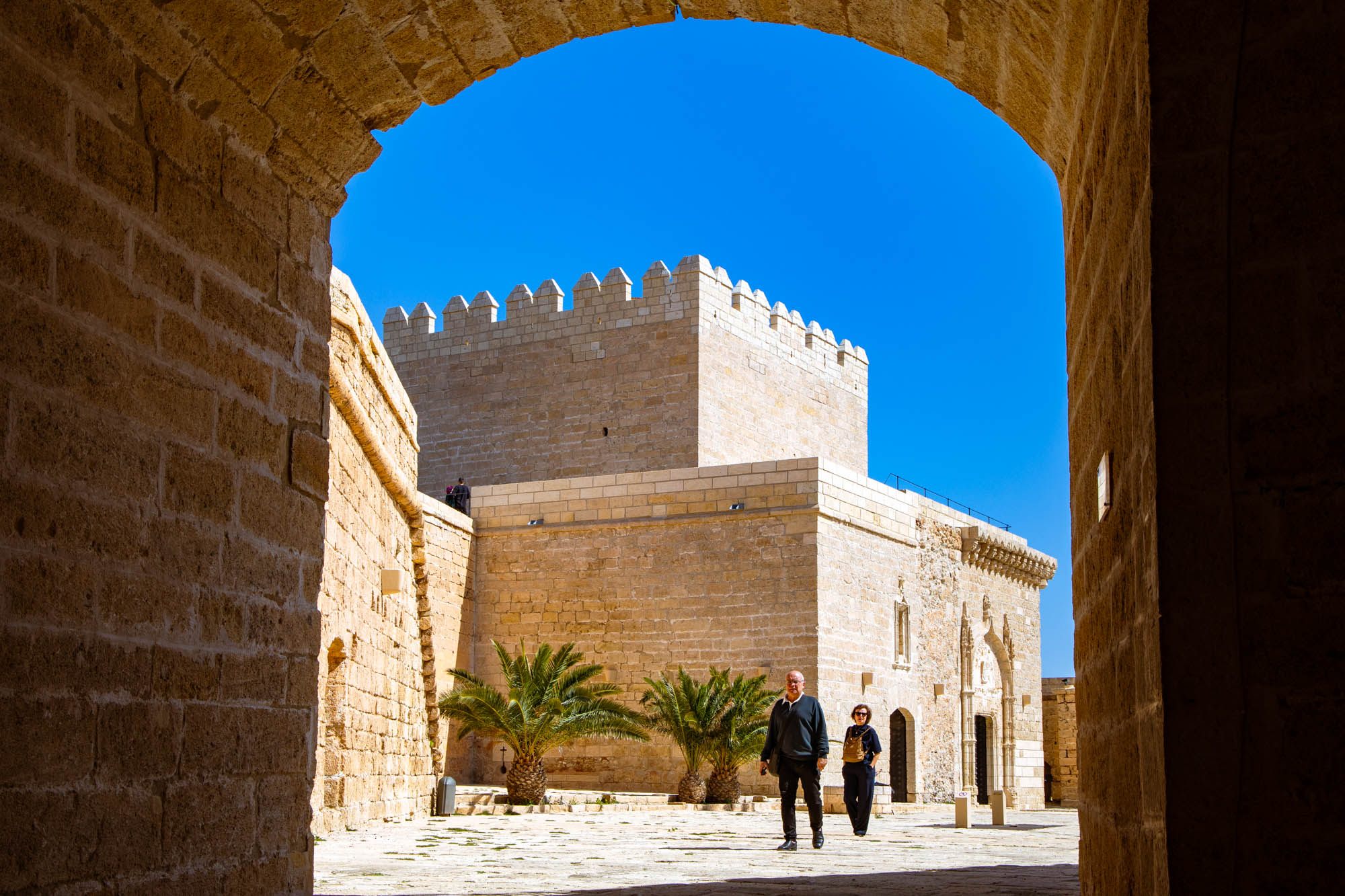 Torre del homenaje enmarcada por un arco de los baluartes del castillo cristiano. 