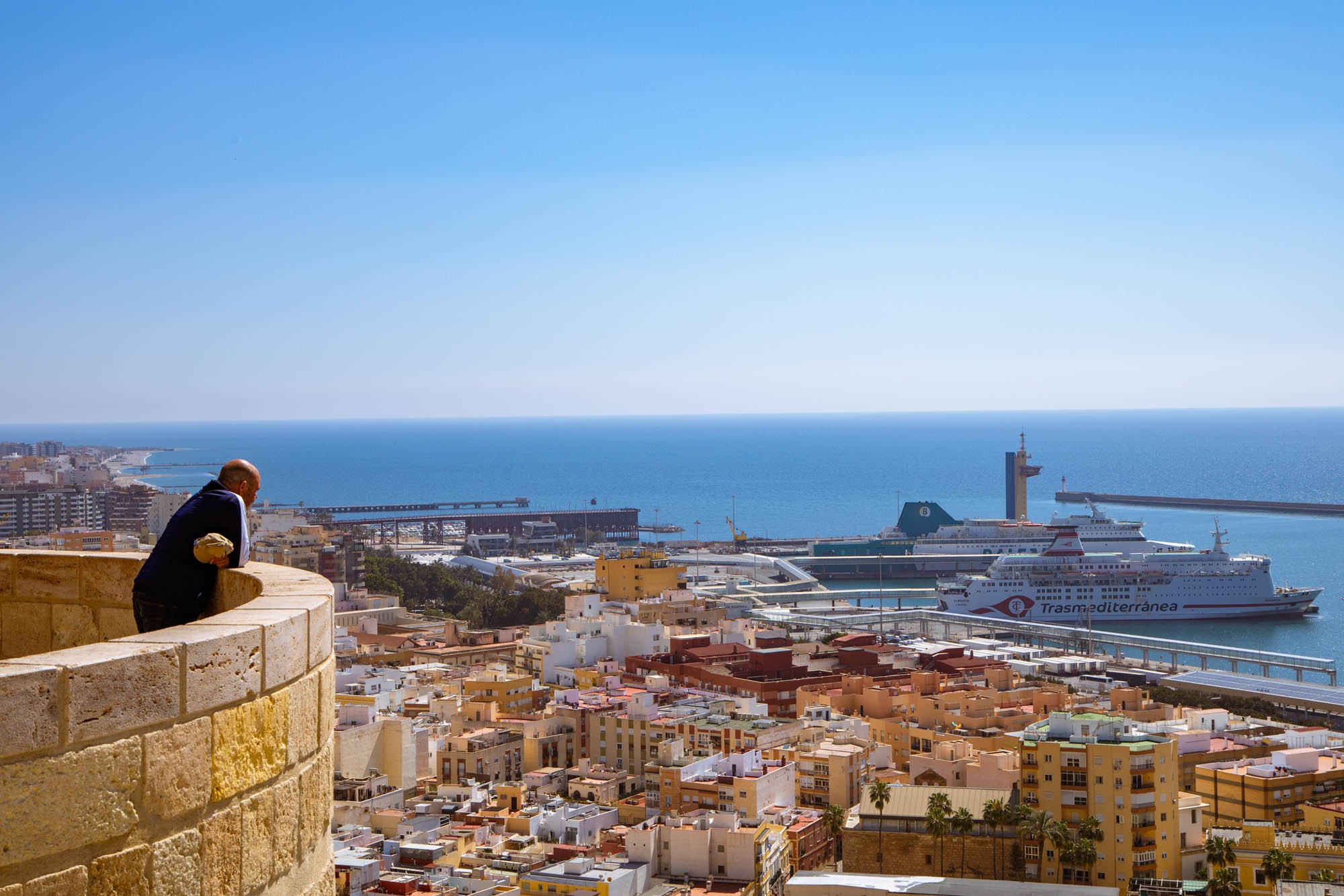 El puerto de Almería visto desde uno de los miradores de la fortaleza. 