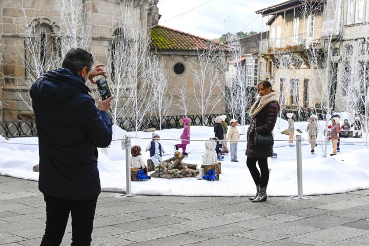 Un chico hace una foto a una mujer.