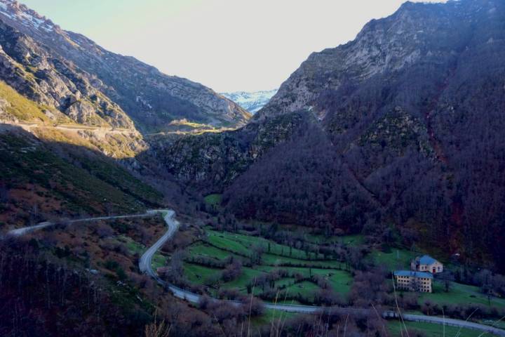 Carretera AS-112 por el bosque de Gumial y el mirador de Zuvillaga.