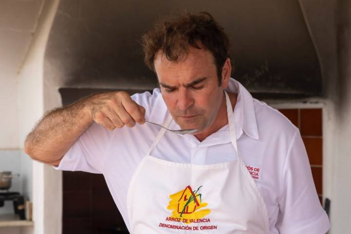 Santos Ruiz, director de la DO Arroz de Valencia, probando el punto de la paella