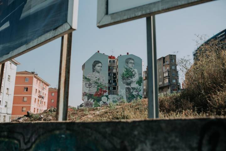 Con la cabeza alta y la mirada fija horizonte, los niños de Lula Goce en San Gregorio.