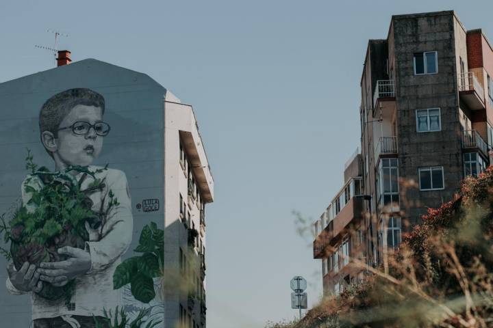 Las figuras de los niños en blanco y negro parecen casi fotografías.