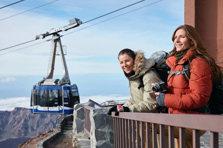 Dos mujeres en la estación superior del teleférico del Teide