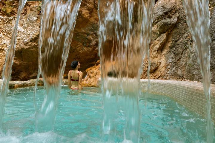 El agua mana entre 60 y 70 ºC de temperatura.