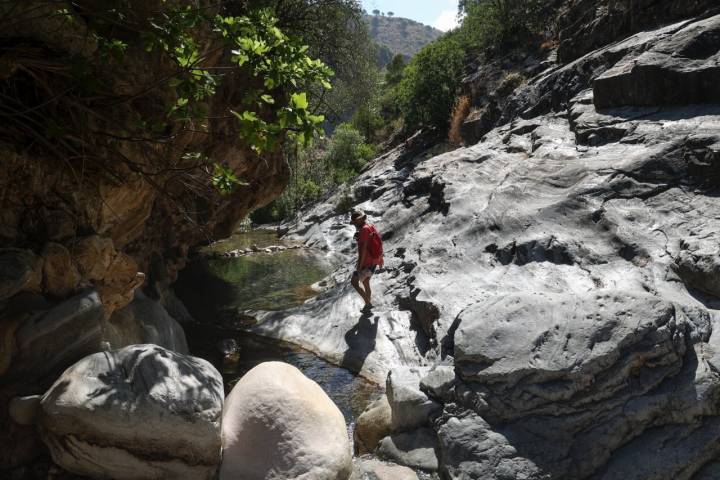 un hombre camina por las rocas