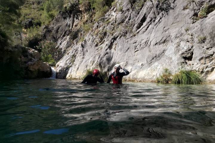 Barranquismo Río Verde. Dos barranquistas en el agua.