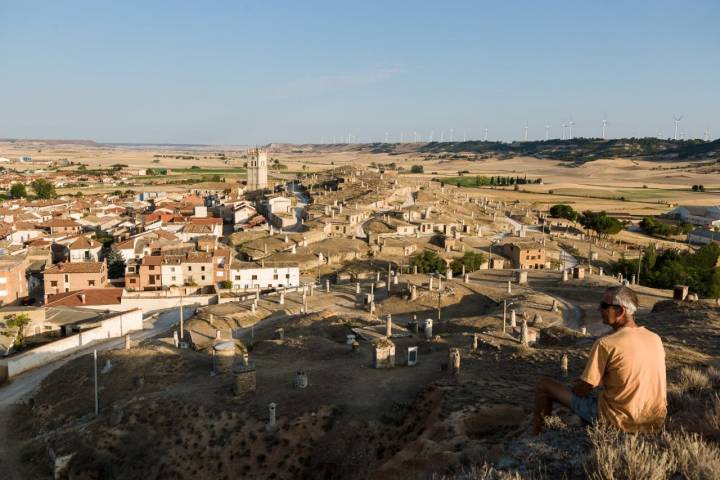 El cerro de las bodegas se eleva por encima de las últimas casas del barrio de El Castillo.