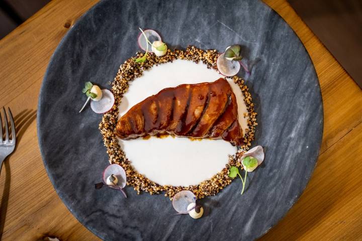 Ventresca de atún rojo con ajoblanco y quinoa.