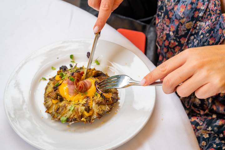 Alcachofa con yema, panceta Casa Alba y alcaparras fritas.