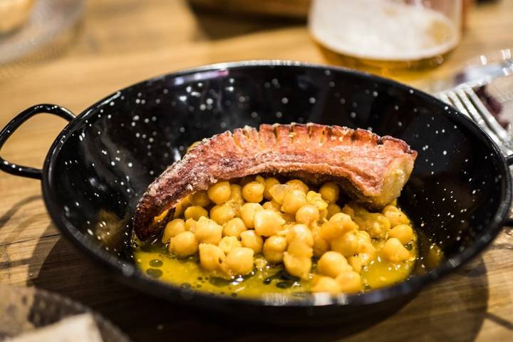 Pulpo con garbanzos.