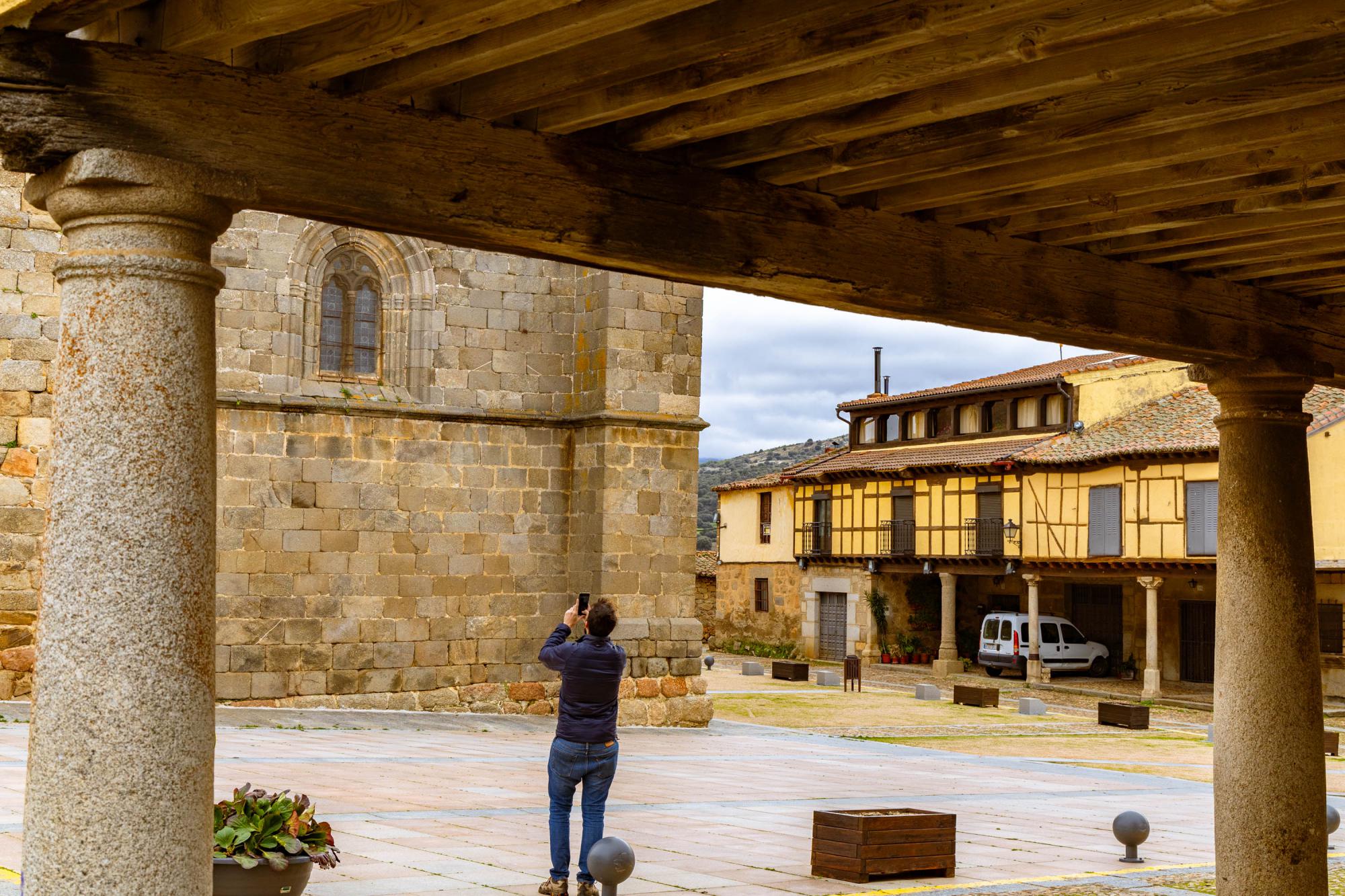 Los soportales de columnas de granito y vigas de madera.