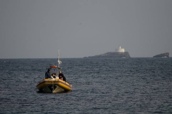 Los fondos marinos de las islas Hormiga al fondo son un reclamo para los buceadores. Foto: Ramón Peco y Manuela Martínez.