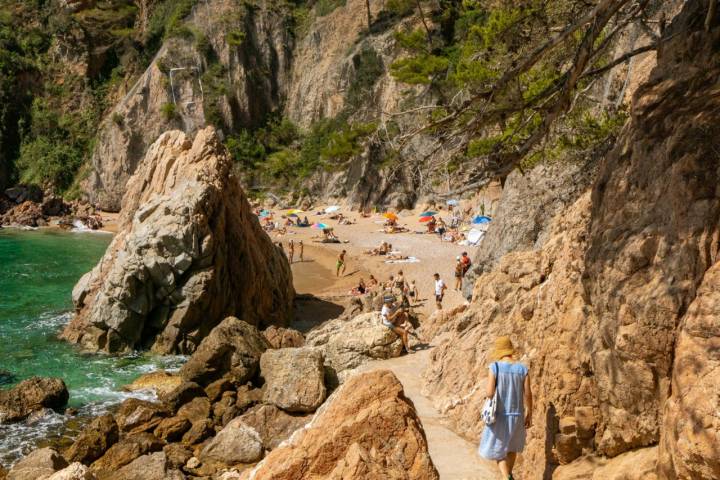 La playa del Golfet, encajonada entre acantilados.