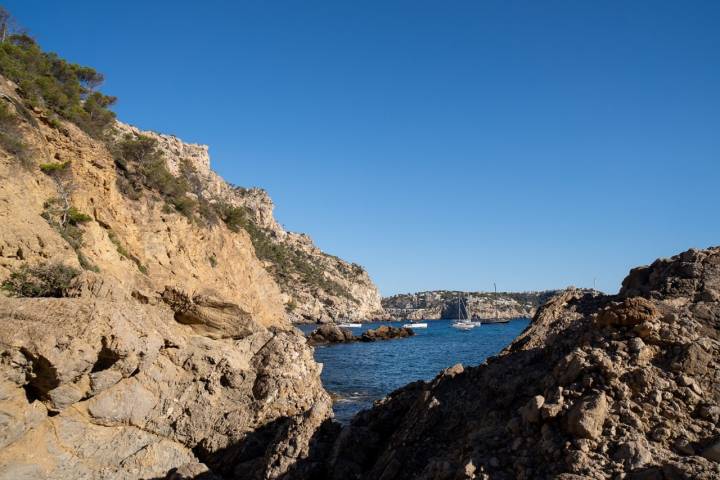 Las cuevas cercanas a estas playas eran utilizadas por los antiguos piratas para guardar su botín.