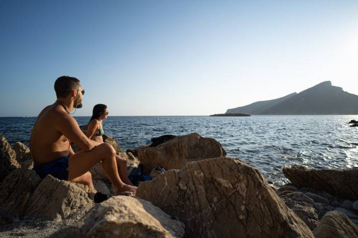 Disfrutando de la puesta de sol entre rocas y agua cristalina en Sant Elm, en el municipio de Andratx.