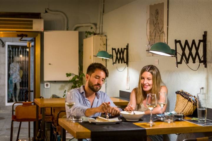 Calas de L'Ametlla de Mar (Tarragona): clientes en el 'Restaurante La Subhasta'