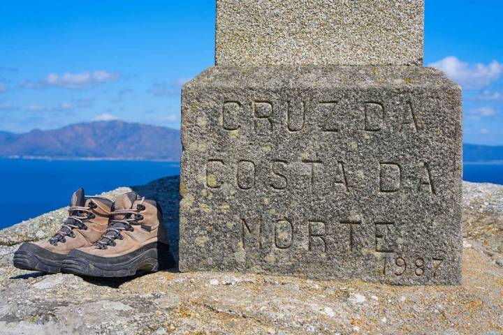 Las botas de caña alta protegen el tobillo ante las torceduras mejor que las de caña baja. Foto: Agefotostock.