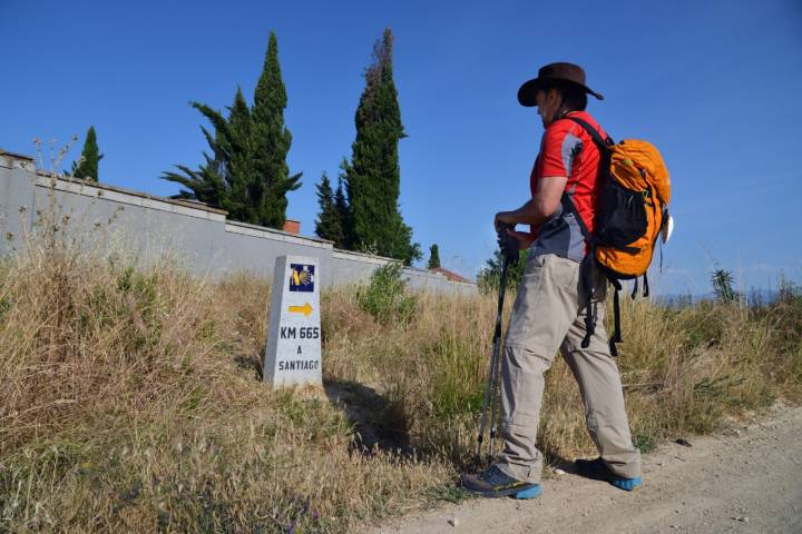 Camino de Santiago Madrileño Etapa 2 señor mirando mojón