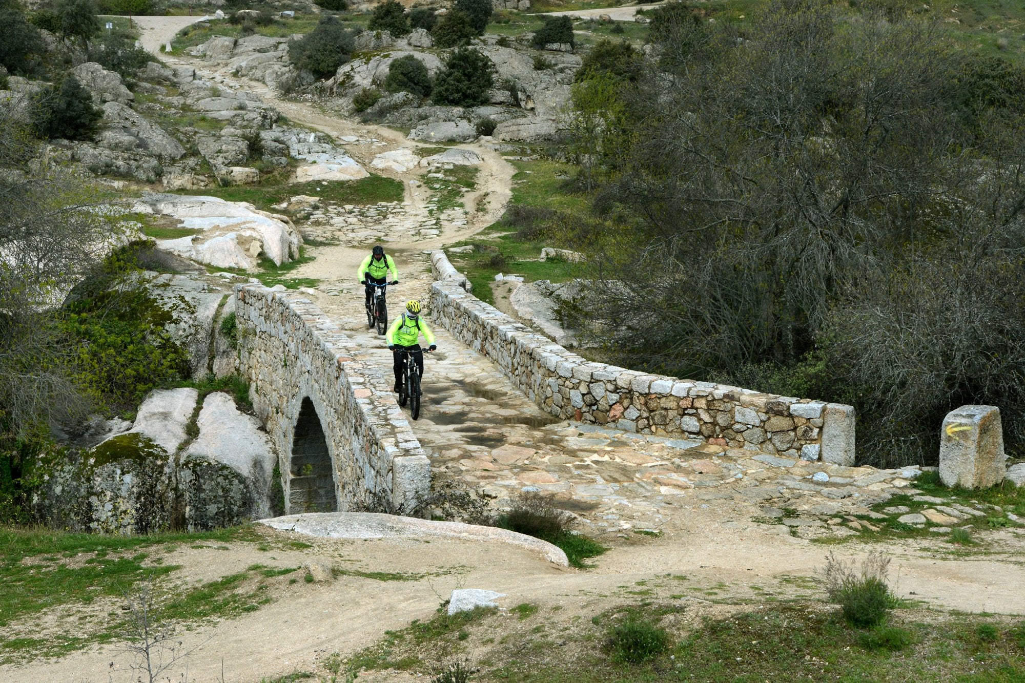 El puente del Batán salta el paso del río Manzanares.