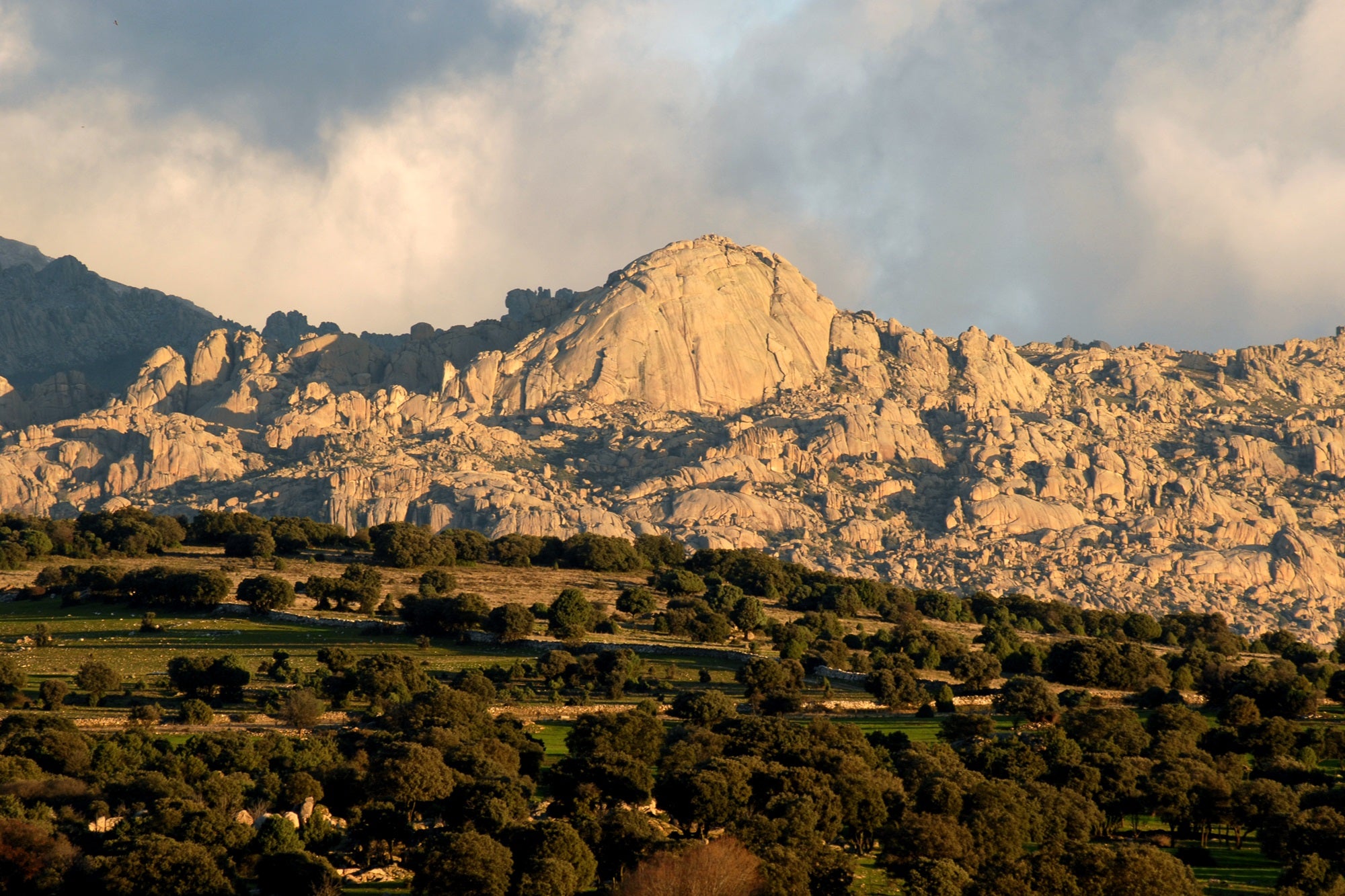 Amanecer en el Yelmo y las dehesas de Colmenar desde el camino de Santiago Madrileño. Parque Nacional de la Sierra de Guadarrama. Madrid. Foto: © Marga Estebaranz 