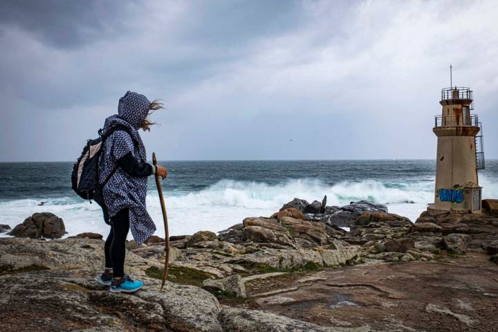 Las olas salpican incesantemente frente al faro de Muxía.