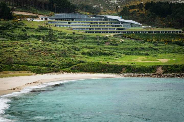 El parador de Muxía emboscado en la naturaleza sobre la playa de Lourido.