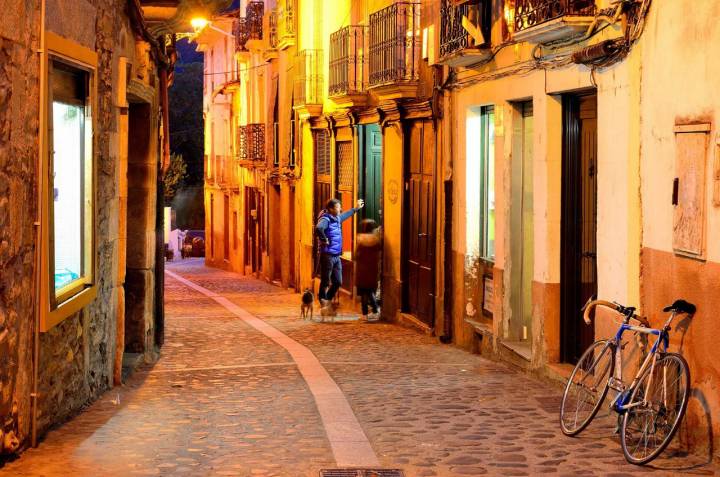 Por las calles de Villafranca del Bierzo de noche.