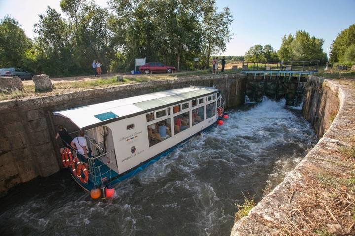 El 'Marqués' es elevado por la fuerza del agua en la esclusa.