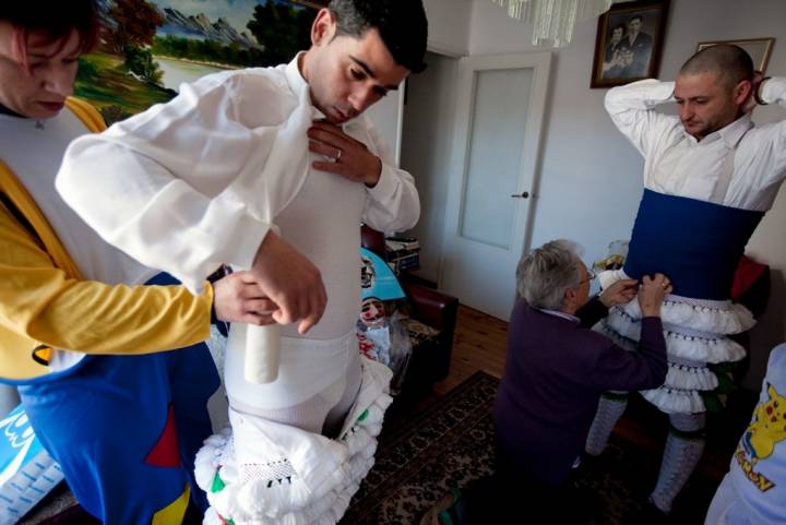 Los tejidos del traje típico son muy propensos a ensuciarse, por eso la tradición prohíbe que se toquen. Foto: Nacho Calonge.