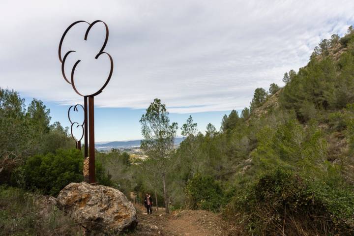 El camino hacia el castillo está salpicado de obras de land art.