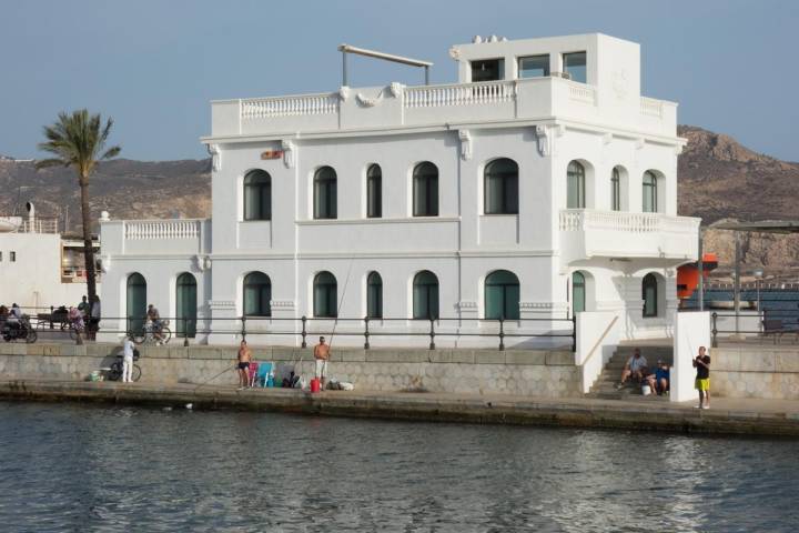 Pescadores en el puerto de Cartagena. Foto: Ramón Peco y Manuel Martínez.