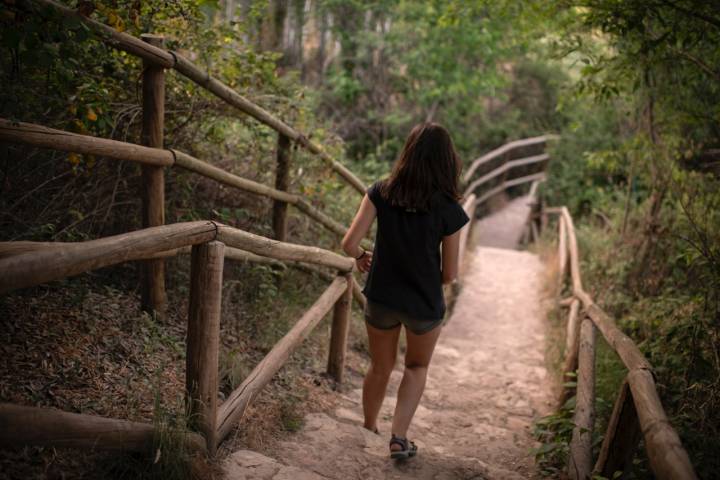 La bajada al mirador del Hundimiento está bien integrada en el entorno y es cómoda. 