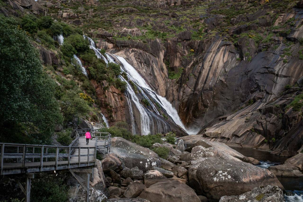 El Ézaro es el único río de Europa que desemboca en el mar con una cascada. Foto: Sofía Moro