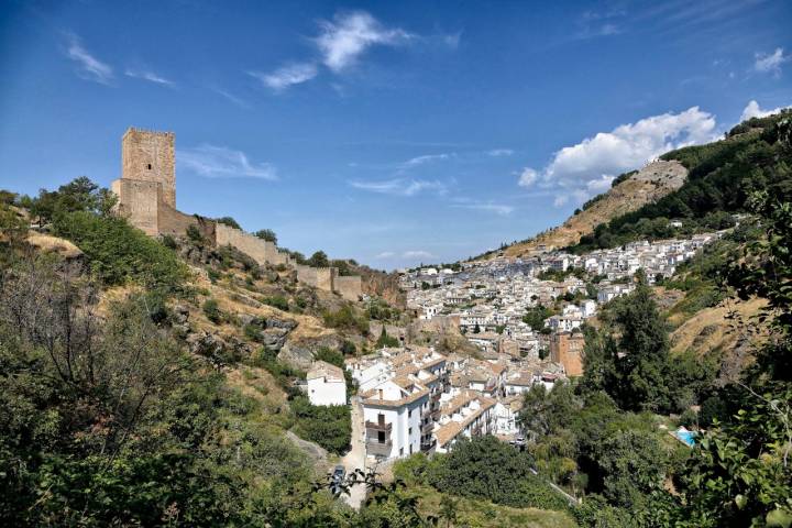 Las vistas del castillo desde la carretera que lleva hasta su puerta.