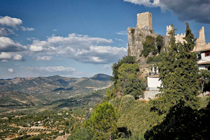 El castillo impone desde la peña sobre la que está construido.